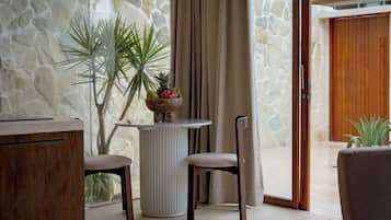 Phòng Suite Exclusive, 1 phòng ngủ, sân hiên, quang cảnh hồ bơi | Phòng ăn