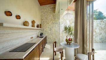 Suite Eksklusif, 1 kamar tidur, patio, pemandangan kolam renang | Dapur pribadi | Lemari es kecil, microwave, kompor, dan mesin pembuat kopi/teh