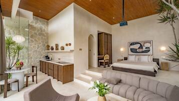 Suite Mewah, 1 kamar tidur, patio, pemandangan kolam renang | Ruang keluarga