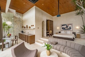 Suite Mewah, 1 kamar tidur, patio, pemandangan kolam renang | Ruang keluarga