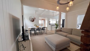 Smart TV - Ocean View Holiday House in Clifton (Clifton)