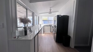 Microwave, oven, stovetop, dishwasher - Ocean View Holiday House in Clifton (Clifton)