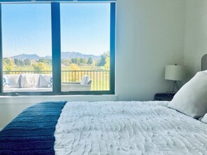 1 soverom, strykejern/-brett, internettilgang og senget øy