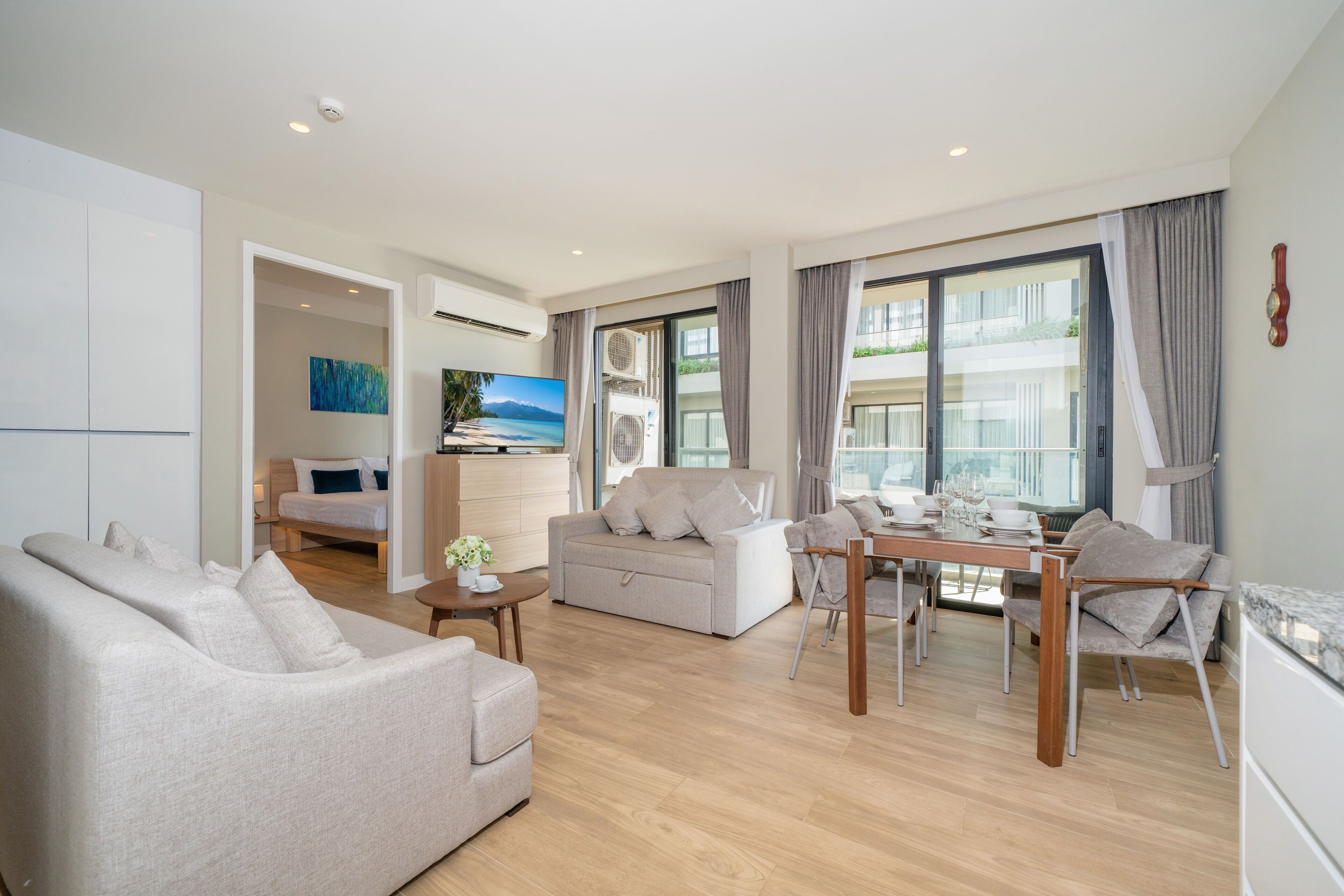 Departamento Deluxe, 2 habitaciones, balcón | Sala de estar | Smart TV de 55 pulgadas con canales por cable 