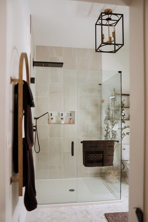 Dusche, Haartrockner, Handtücher, Seife