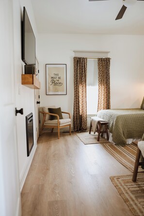 Silitysrauta/-lauta, Wi-Fi, vuodevaatteet