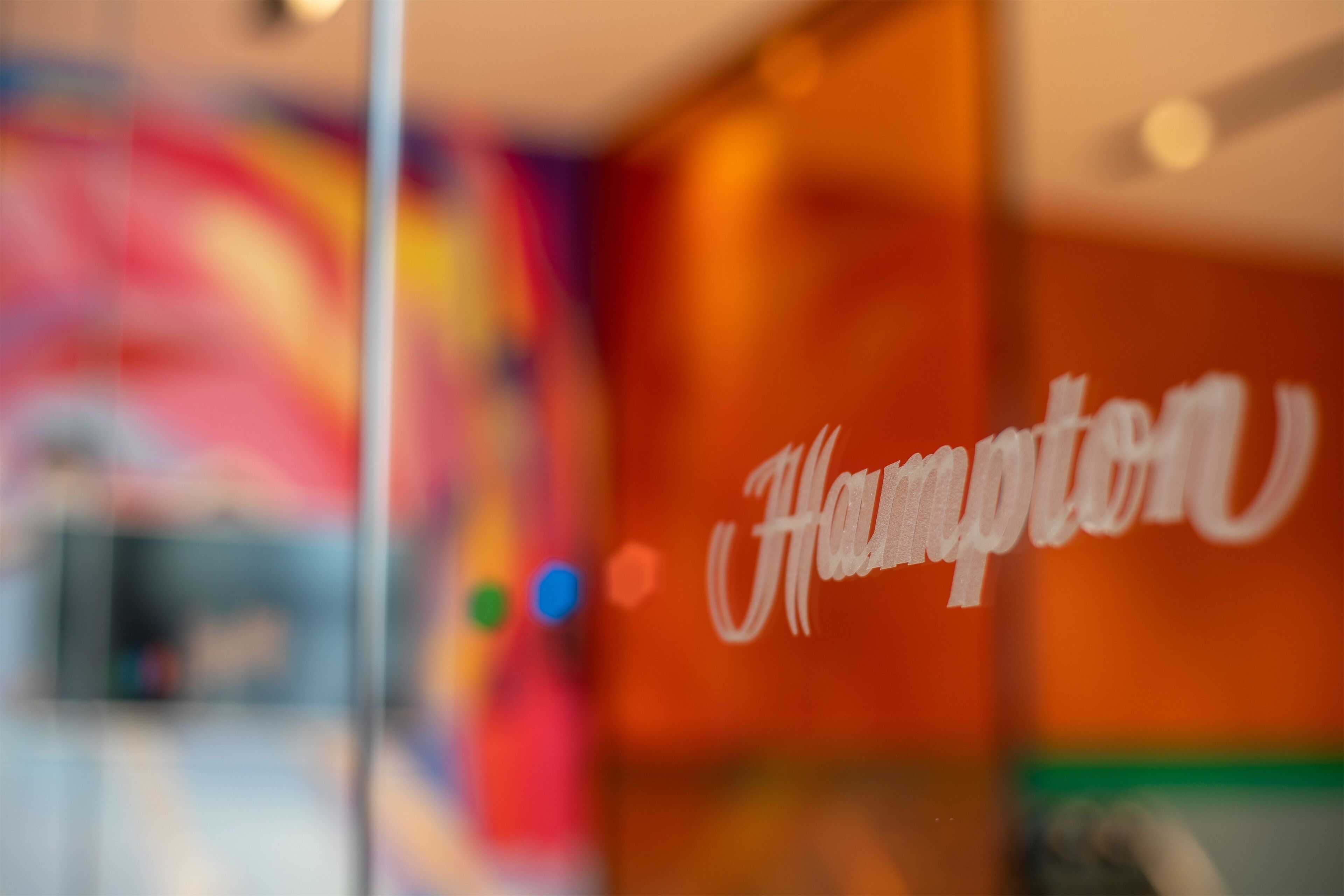 Visão desfocada do interior, com uma placa de 'Hampton' em destaque.