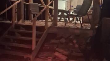 Eine Holzterrasse mit Stühlen und einer Feuerstelle.