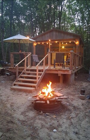 Property grounds - Cozy 2-bedroom cabin in charming Parish with AC for relaxing stays (Parish)