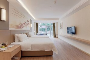 In-room safe, desk, laptop workspace, blackout drapes - Shenzhen Jinsha Resort Hotel (Shenzhen)