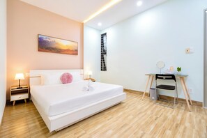 Premium bedding, down comforters, pillowtop beds, desk - Anh House (Da Nang)