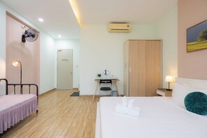 Down duvets, pillow-top beds, desk, free WiFi - Anh House (Da Nang)
