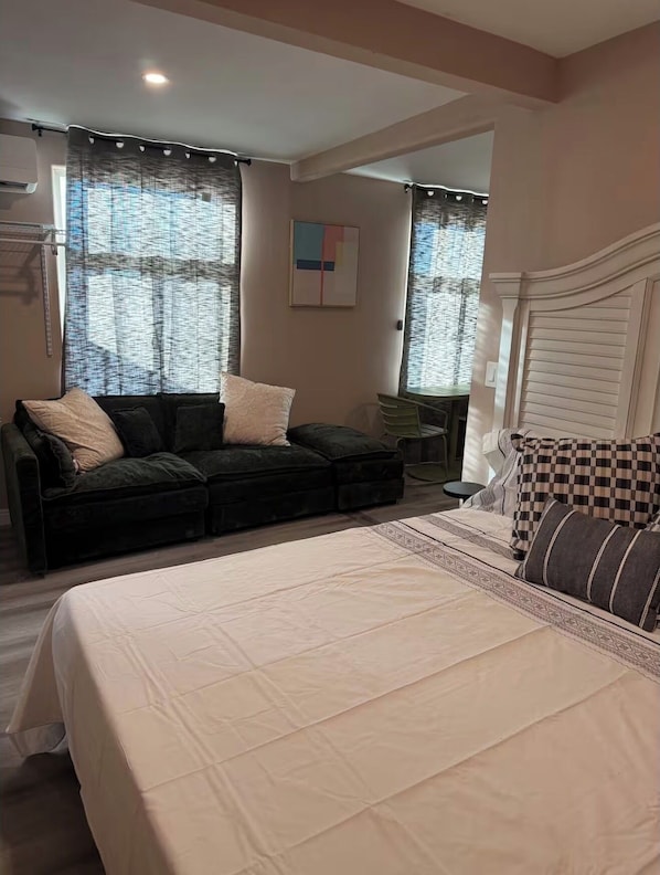 Iron/ironing board, WiFi, bed sheets