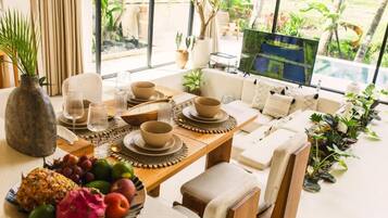 Villa - balkon - udsigt til have | Spiseområde