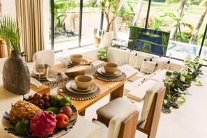 Villa - balkon - udsigt til have | Spiseområde