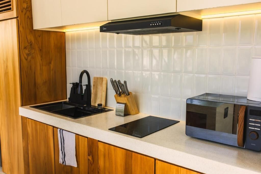 Villa - balkon - udsigt til have | Privat køkken