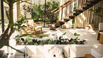 Villa, balcón, vistas al jardín | Zona de estar