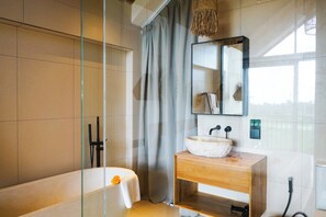 Villa - balkon - udsigt til have | Badeværelse