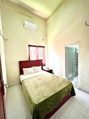 Standard Double Room, City View | Free WiFi - Hotel Karanggoso Indah (Watulimo)