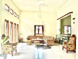Living area - Hotel Karanggoso Indah (Watulimo)