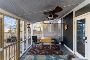 Outdoor dining - CasaBunga - Walk to Cargo District - We Love Dogs (Wilmington)
