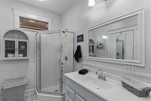 Shower, hair dryer - CasaBunga - Walk to Cargo District - We Love Dogs (Wilmington)