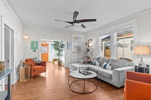 TV, books - CasaBunga - Walk to Cargo District - We Love Dogs (Wilmington)