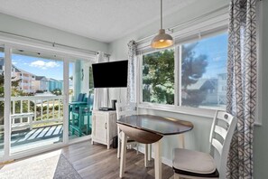 Interior - Salty Cow - Walk to the Beach in 2 minutes (Carolina Beach)