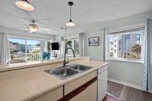 Interior - Salty Cow - Walk to the Beach in 2 minutes (Carolina Beach)