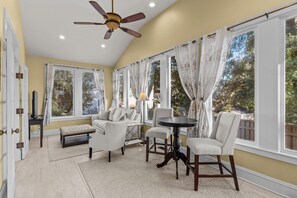 Interior - Creamsicle Cottage-6 blocks from the Water Front (Wilmington)