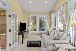 TV - Creamsicle Cottage-6 blocks from the Water Front (Wilmington)