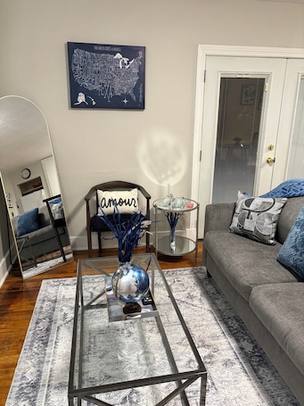 TV. Peaceful Hideaway 1-bedroom apartment with king bed in charming Belhaven