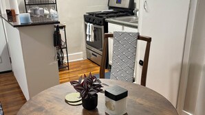 A round wooden table with a potted plant and a decorative box. - Peaceful Hideaway 1-bedroom apartment with king bed in charming Belhaven (Jackson)