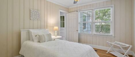 3 dormitorios, tabla de planchar con plancha, Internet y ropa de cama