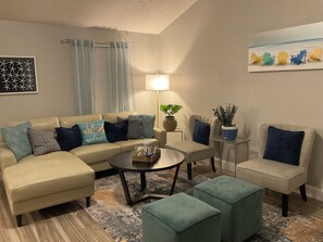 Smart TV, books - Charming 3-bedroom bungalow with Fenced in backyard ,Pet friendly in Palm Harbor (Palm Harbor)