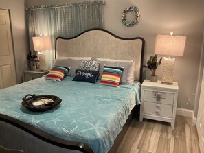 3 bedrooms, in-room safe, desk, iron/ironing board - Charming 3-bedroom bungalow with Fenced in backyard ,Pet friendly in Palm Harbor (Palm Harbor)