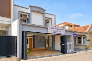 A modern building with a sign for 'innca - Singa inn' and a gated entrance. - INNCA Singa Utara, Semarang (Semarang)