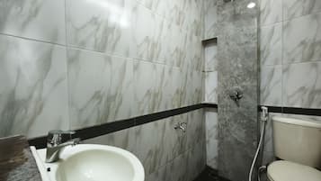 Standard Room | Bathroom | Shower, free toiletries, towels, soap