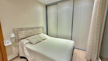 Een strijkplank/strijkijzer, reisbedje, gratis wifi, beddengoed