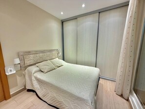 Iron/ironing board, travel crib, free WiFi, bed sheets - Itsasargi Home, in the heart of the old town (Bermeo)