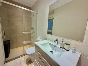 Bathroom - Itsasargi Home, in the heart of the old town (Bermeo)