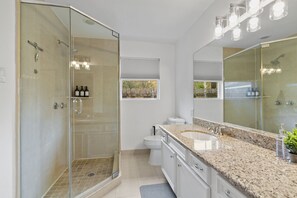 Shower, hair dryer, bidet, towels - 4 BR home 2 mins to NRG, 5 mins Med Center (Houston)