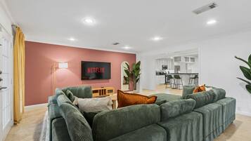 Televisión, chimenea y libros