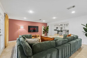 Televisión, chimenea y libros 