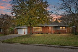 Exterior - 4 BR home 2 mins to NRG, 5 mins Med Center (Houston)