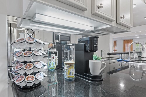 4 BR home 2 mins to NRG, 5 mins Med Center