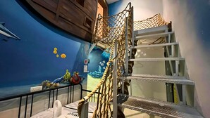 A room with a bunk bed, a rope ladder, and a mural of a shipwreck. - Smile Hotel Shah Alam I-City (Shah Alam)