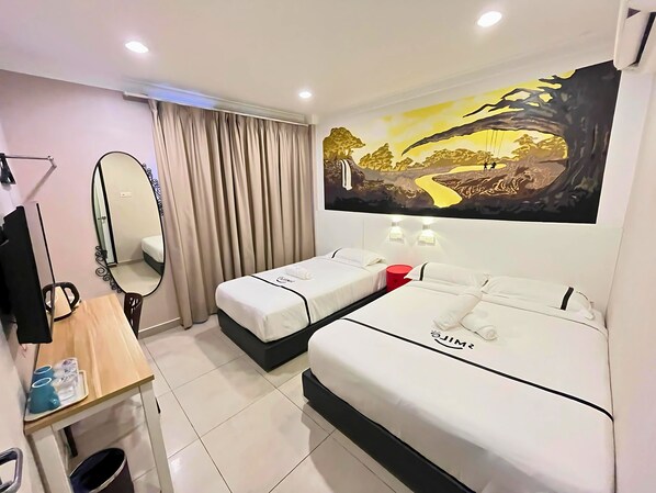 Habitación de hotel con dos camas, un escritorio con silla, un espejo y un cuadro en la pared.