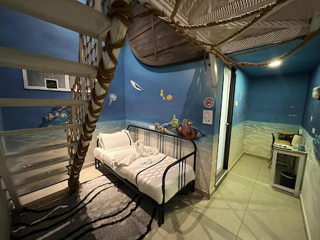 Escritorio, tabla de planchar con plancha, wifi gratis y ropa de cama . Smile Hotel Shah Alam I-City