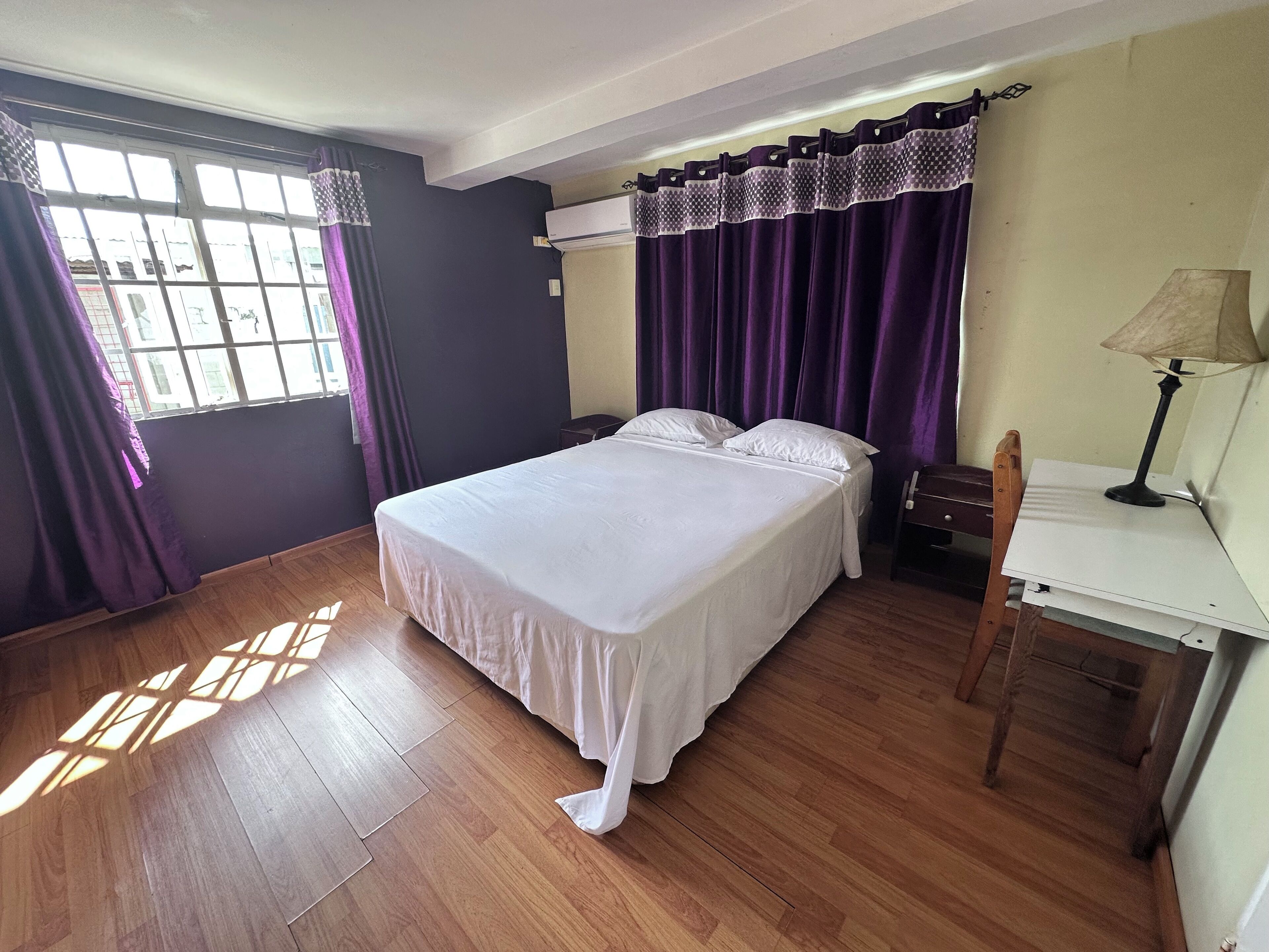 2 Schlafzimmer, Schreibtisch, Bügeleisen/Bügelbrett, Reisekinderbett